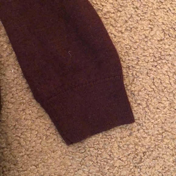 5⭐️ Men’s V-Neck Sweater - Picture 4 of 8